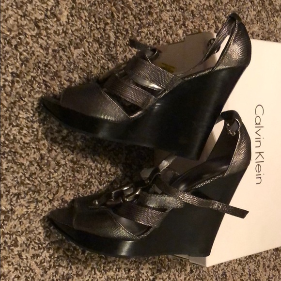 Calvin Klein size 8 metallic gray shoes - Picture 3 of 6